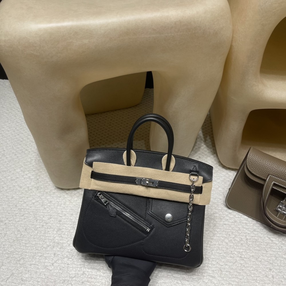 Hermès Birkin Rock FW Series – The bag’s design draws inspiration from rider jackets, and when paired with the pig nose chain, it creates a unique and cool finish.