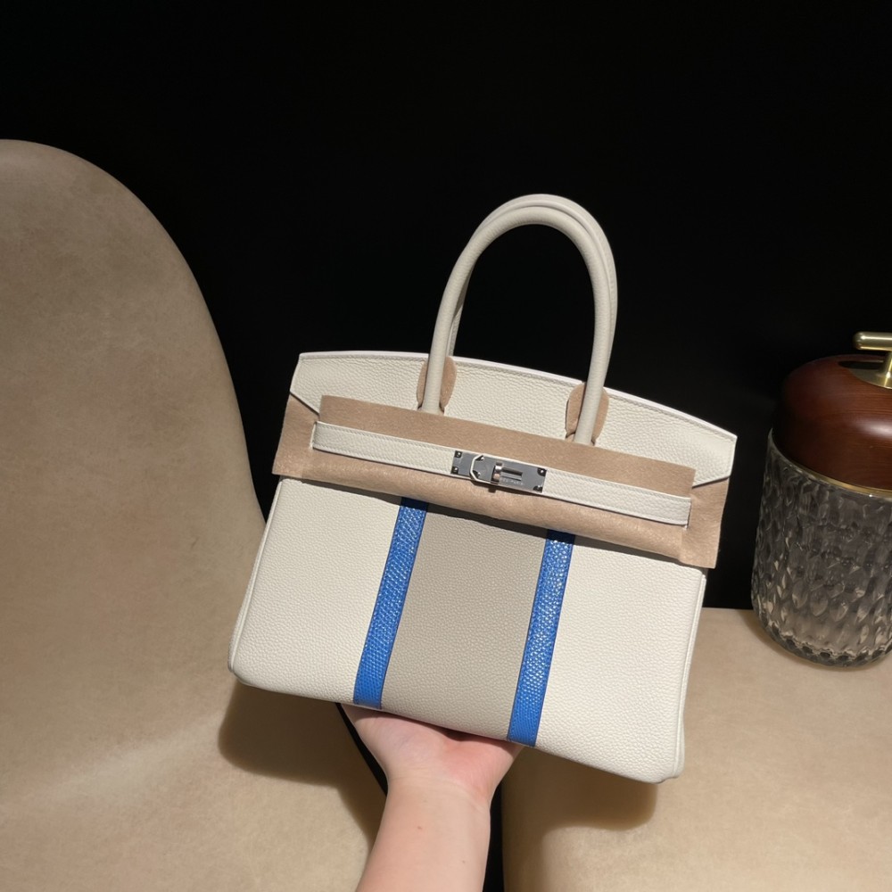 Birkin 30cm CLUB – This discontinued bag belongs to the sporty series launched in 2012. Its most distinctive feature is two vertical stripes on the bag body. It is characterized by a combination of Togo leather and lizard leather, exuding a retro yet spor