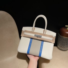 Birkin 30cm CLUB – This discontinued bag belongs to the sporty series launched in 2012. Its most distinctive feature is two vertical stripes on the bag body. It is characterized by a combination of Togo leather and lizard leather, exuding a retro yet spor