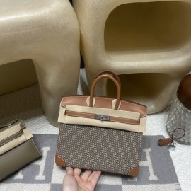 30cm Birkin with Waffle Stitch – The appeal lies in its rare design, so you’ll rarely see the same style when you go out! Color: 37/Gold