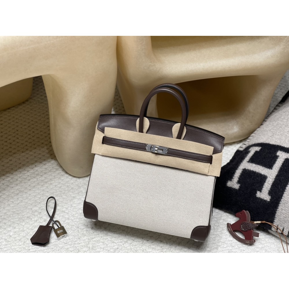 25cm Birkin (Fabric & Swift Leather) – Color: 46 Ebene The canvas material creates a more youthful atmosphere and is lighter and easier to use compared to full-leather versions, which is its key feature.