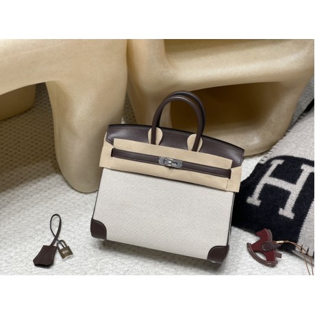 25cm Birkin (Fabric & Swift Leather) – Color: 46 Ebene The canvas material creates a more youthful atmosphere and is lighter and easier to use compared to full-leather versions, which is its key feature.
