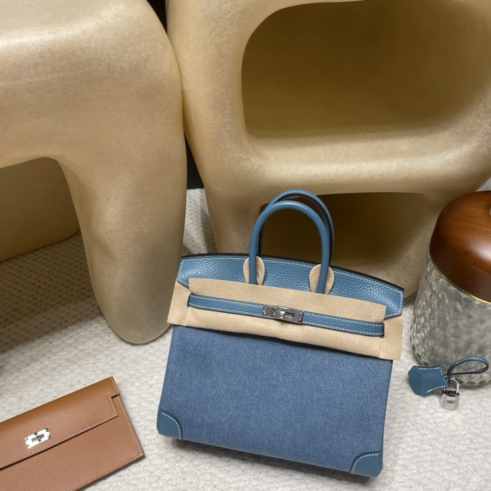 Hermès Birkin 25 (Trianon Canvas & Leather) – Color: Blue Jean (with Silver Hardware) – This limited-edition model is an extremely rare piece even among Hermès collections. Its classic yet stylish design stands out, and it features a retro-modern atmosphe