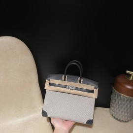 25cm Birkin (Canvas & Swift Leather) – Color: 2Z/Blue Nuit – The canvas part gives a youthful impression and is lighter than full-leather versions.