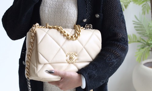 アップグレードバージョン　CHANEL 19Bag ミッドサイズ ハンドバッグ　ミルクアプリコット色