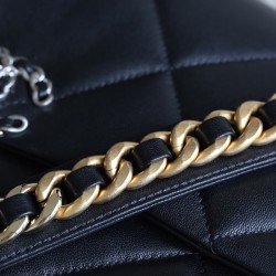 【新登場】CHANEL 19Bag ミッドサイズハンドバッグ アップグレードバージョン ブラックシルバークラス - 三色チェーンで彩るエレガンス