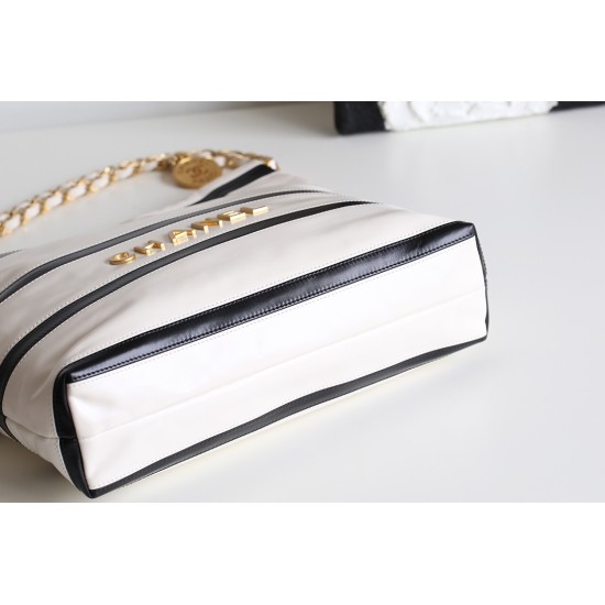 Chanel 24s カスタムカラー 22Bag ホワイト / ブラック - クラシック × トレンドのバイカラーバッグ 35×37×7 cm Chanel 24s カスタムカラー 22Bag ホワイト / ブラック - クラシック × トレンドのバイカラーバッグ 35×37×7 cm