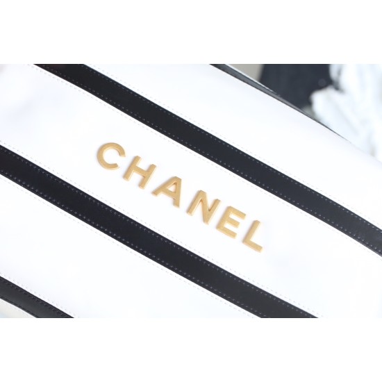 Chanel 24s カスタムカラー 22Bag ホワイト / ブラック - クラシック × トレンドのバイカラーバッグ 35×37×7 cm Chanel 24s カスタムカラー 22Bag ホワイト / ブラック - クラシック × トレンドのバイカラーバッグ 35×37×7 cm