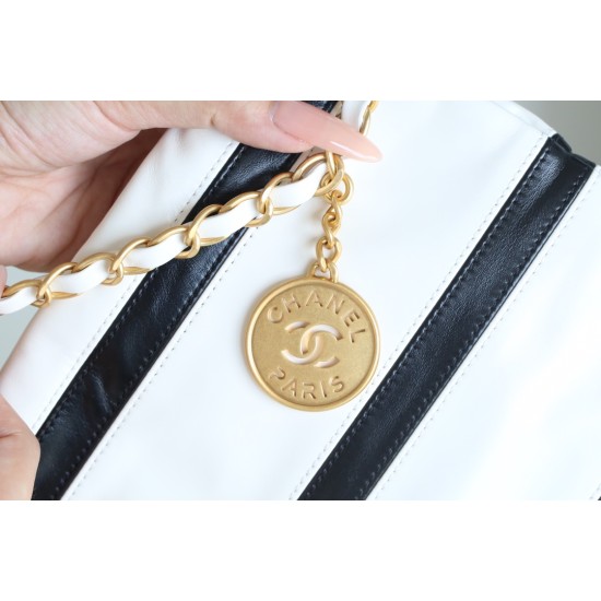Chanel 24s カスタムカラー 22Bag ホワイト / ブラック - クラシック × トレンドのバイカラーバッグ 35×37×7 cm Chanel 24s カスタムカラー 22Bag ホワイト / ブラック - クラシック × トレンドのバイカラーバッグ 35×37×7 cm