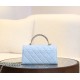 【CHANEL 25S】春夏新作 ケリー ハンドルチェーンバッグ ミルキーブルー 淡い青 × ライトゴールド 清涼感あふれるエレガンス10×18×6.7 cm