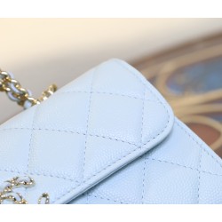 【CHANEL 25S】春夏新作 ケリー ハンドルチェーンバッグ ミルキーブルー 淡い青 × ライトゴールド 清涼感あふれるエレガンス10×18×6.7 cm