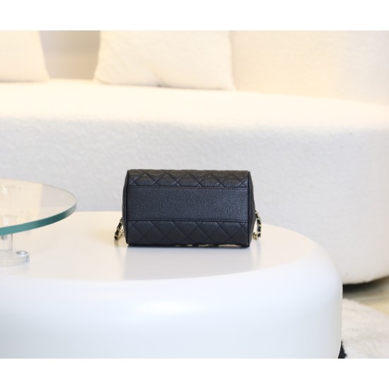 Chanel 25P Mini ボウリングバッグ|クラシックと革新の融合、丸型デザインと 18K 薄金で魅せるファッションアイテム 11.7×18.7×11 cm Chanel 25P Mini ボウリングバッグ|クラシックと革新の融合、丸型デザインと 18K 薄金で魅せるファッションアイテム 11.7×18.7×11 cm