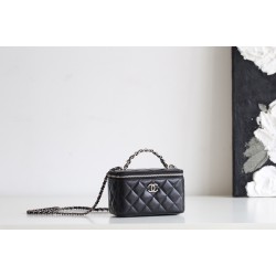 【新品登場】Chanel 化粧用ロングケース - ダイヤモンドと小牛革の究極のエレガンス​ 9.7×19×5.8 cm 