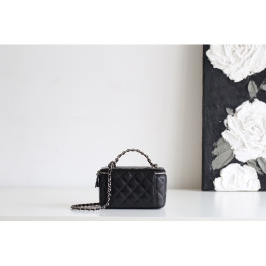【新品登場】Chanel 化粧用ロングケース - ダイヤモンドと小牛革の究極のエレガンス​ 9.7×19×5.8 cm 