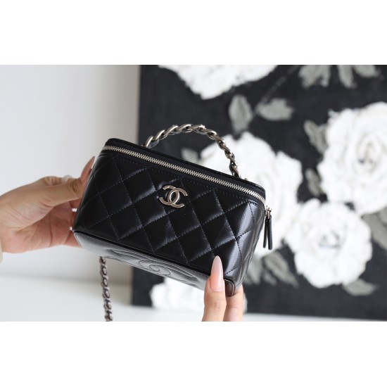 【新品登場】Chanel 化粧用ロングケース - ダイヤモンドと小牛革の究極のエレガンス​ 9.7×19×5.8 cm 