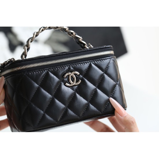 【新品登場】Chanel 化粧用ロングケース - ダイヤモンドと小牛革の究極のエレガンス​ 9.7×19×5.8 cm 
