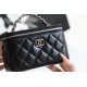 【新品登場】Chanel 化粧用ロングケース - ダイヤモンドと小牛革の究極のエレガンス​ 9.7×19×5.8 cm 