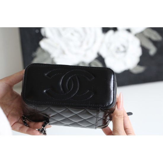 【新品登場】Chanel 化粧用ロングケース - ダイヤモンドと小牛革の究極のエレガンス​ 9.7×19×5.8 cm 