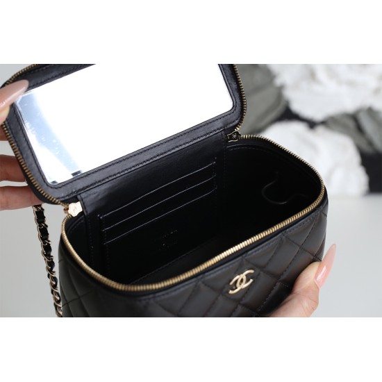 【新品登場】Chanel 化粧用ロングケース - ダイヤモンドと小牛革の究極のエレガンス​ 9.7×19×5.8 cm 