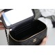 【新品登場】Chanel 化粧用ロングケース - ダイヤモンドと小牛革の究極のエレガンス​ 9.7×19×5.8 cm 