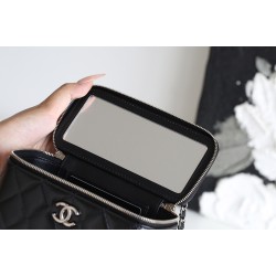 【新品登場】Chanel 化粧用ロングケース - ダイヤモンドと小牛革の究極のエレガンス​ 9.7×19×5.8 cm 