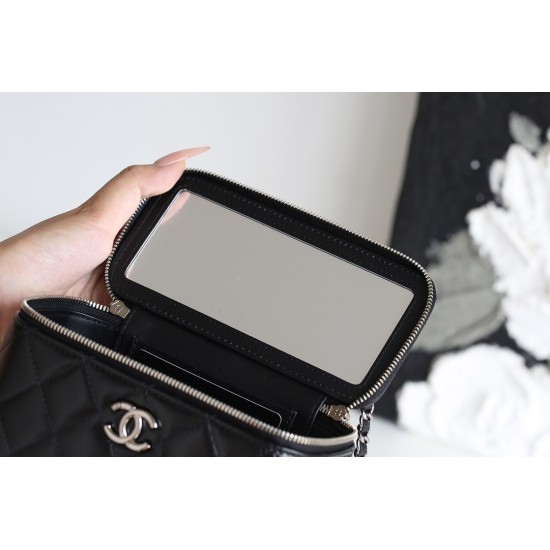 【新品登場】Chanel 化粧用ロングケース - ダイヤモンドと小牛革の究極のエレガンス​ 9.7×19×5.8 cm 