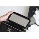 【新品登場】Chanel 化粧用ロングケース - ダイヤモンドと小牛革の究極のエレガンス​ 9.7×19×5.8 cm 