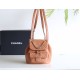 【24P 春夏限定】シャネル Duma ダブルショルダーバッグ ホワイト S サイズ スクラッチ加工小牛皮 ゴールドクランプ 万能エレガントバッグ 18×18.5×12cm 【24P 春夏限定】シャネル Duma ダブルショルダーバッグ ホワイト S サイズ スクラッチ加工小牛皮 ゴールドクランプ 万能エレガントバッグ 18×18.5×12cm