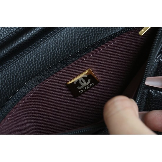 CHANEL WOC 新版磁石クリップ式｜「発財包」と呼ばれる人気バッグ、キャビア胎牛皮と 18K 真金メッキで贅沢な使用感​ 12×19.3×3.5cm 