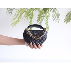 CHANEL 24 フランホイールハンドバッグ 新モデル｜チェーンとリボンのデザインで引き立つ可愛らしさ、日常にピッタリなコンパクトサイズ​ 19×11×3cm