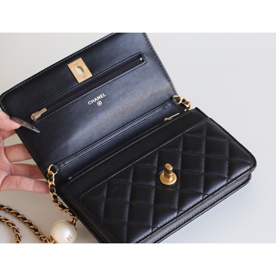 Chanel 24s 最も輝くダブルパール WOC｜幸運のパールと小羊革で彩る、クラシックを超えたおしゃれな日常​ 16.7×10.7×3.7cm