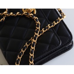 Chanel 24s 最も輝くダブルパール WOC｜幸運のパールと小羊革で彩る、クラシックを超えたおしゃれな日常​ 16.7×10.7×3.7cm