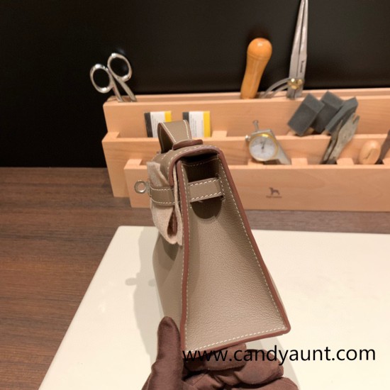 Hermes Kelly pochette swift 18 /Étoupe Grey (Étoupe) Silver Hardware Pochette--036 Hermes Kelly pochette swift 18 /Étoupe Grey (Étoupe) Silver Hardware Pochette--036