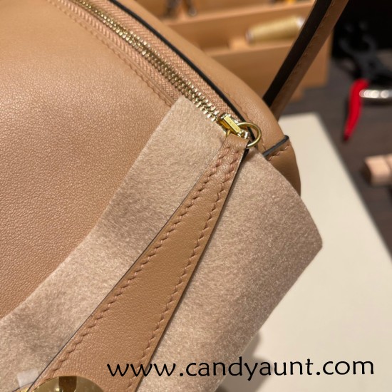 Hermes Lindy 26cm evercolor 0M/Chai Gold Hardware lindy26-004 Hermes Lindy 26cm evercolor 0M/Chai Gold Hardware lindy26-004