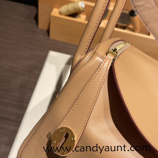 Hermes Lindy 26cm swift 0M/Chai & X9 /Mauve Sylvestre Gold Hardware lindy26-006 Hermes Lindy 26cm swift 0M/Chai & X9 /Mauve Sylvestre Gold Hardware lindy26-006