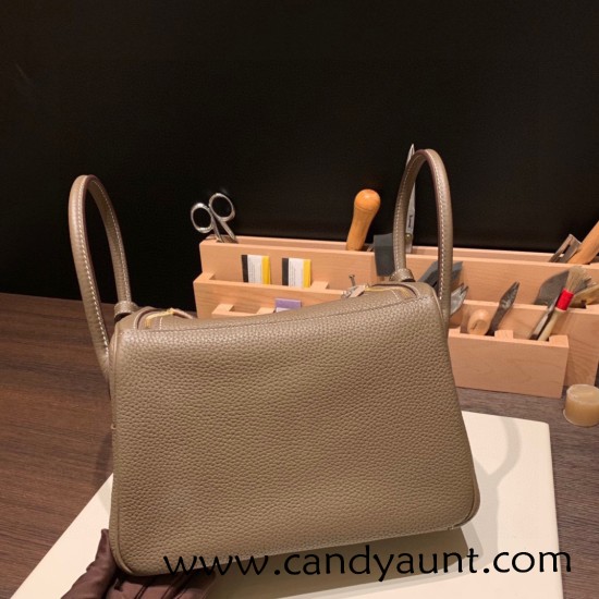Hermes Lindy 26cm Clemence 18 /Étoupe Grey Gold Hardware lindy26-010 Hermes Lindy 26cm Clemence 18 /Étoupe Grey Gold Hardware lindy26-010