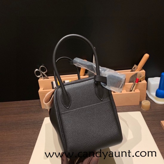Hermes Lindy 26cm Clemence 89/ Black (Noir) Gold Hardware lindy26-012 Hermes Lindy 26cm Clemence 89/ Black (Noir) Gold Hardware lindy26-012