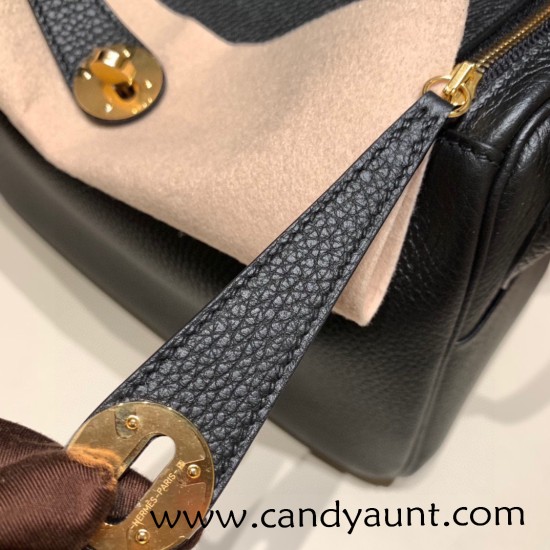 Hermes Lindy 26cm Clemence 89/ Black (Noir) Gold Hardware lindy26-012 Hermes Lindy 26cm Clemence 89/ Black (Noir) Gold Hardware lindy26-012