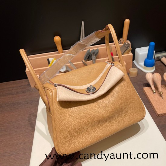 Hermes Lindy 26cm Clemence 4B /Biscuit Silver Hardware lindy26-013 Hermes Lindy 26cm Clemence 4B /Biscuit Silver Hardware lindy26-013