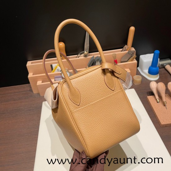 Hermes Lindy 26cm Clemence 4B /Biscuit Gold Hardware lindy26-014 Hermes Lindy 26cm Clemence 4B /Biscuit Gold Hardware lindy26-014