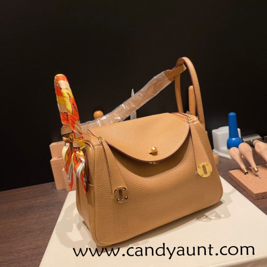 Hermes Lindy 26cm Clemence 4B /Biscuit Gold Hardware lindy26-014 Hermes Lindy 26cm Clemence 4B /Biscuit Gold Hardware lindy26-014