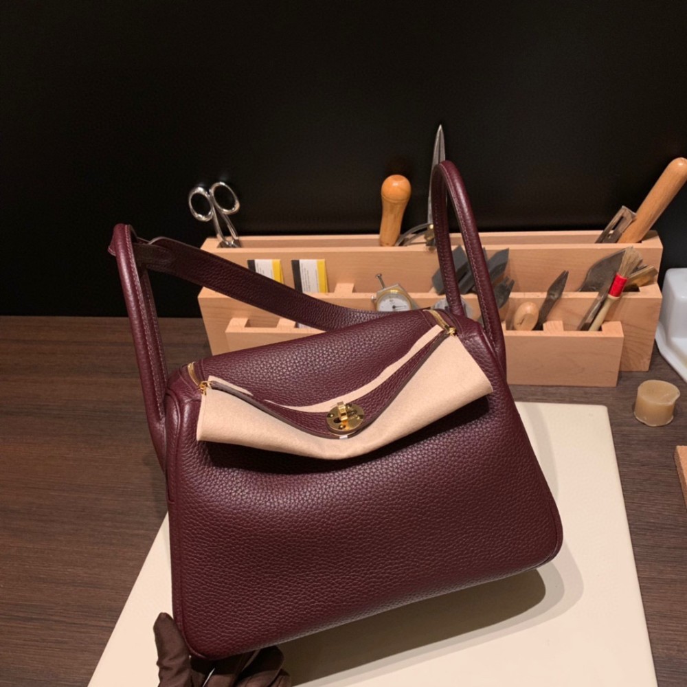 Hermes Lindy 26cm Clemence 0G /Rouge Sellier   Gold Hardware lindy26-016