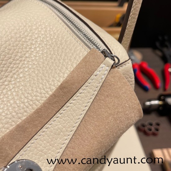 Hermes Lindy 26cm Clemence I2 /Nata Silver Hardware lindy26-020 Hermes Lindy 26cm Clemence I2 /Nata Silver Hardware lindy26-020