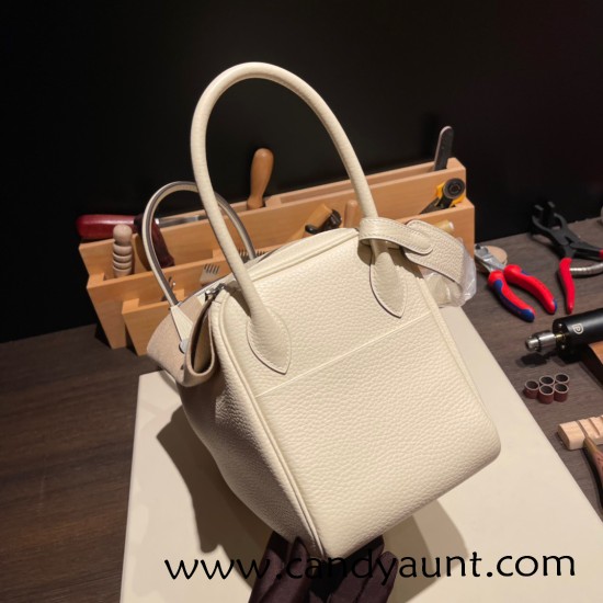Hermes Lindy 26cm Clemence I2 /Nata Silver Hardware lindy26-020 Hermes Lindy 26cm Clemence I2 /Nata Silver Hardware lindy26-020
