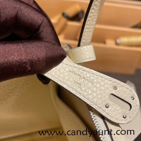 Hermes Lindy 26cm Clemence I2 /Nata Silver Hardware lindy26-020 Hermes Lindy 26cm Clemence I2 /Nata Silver Hardware lindy26-020