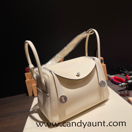 Hermes Lindy 26cm Clemence I2 /Nata Silver Hardware lindy26-020 Hermes Lindy 26cm Clemence I2 /Nata Silver Hardware lindy26-020