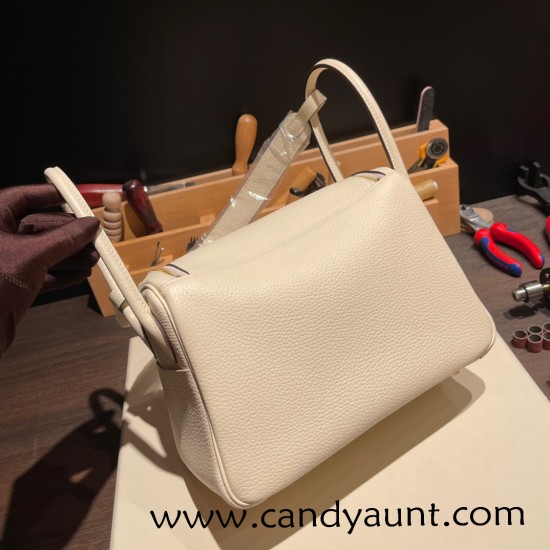Hermes Lindy 26cm Clemence I2 /Nata Gold Hardware lindy26-021 Hermes Lindy 26cm Clemence I2 /Nata Gold Hardware lindy26-021