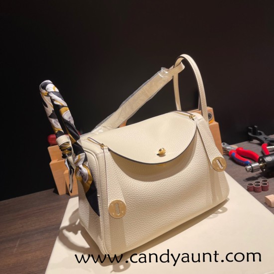 Hermes Lindy 26cm Clemence I2 /Nata Gold Hardware lindy26-021 Hermes Lindy 26cm Clemence I2 /Nata Gold Hardware lindy26-021
