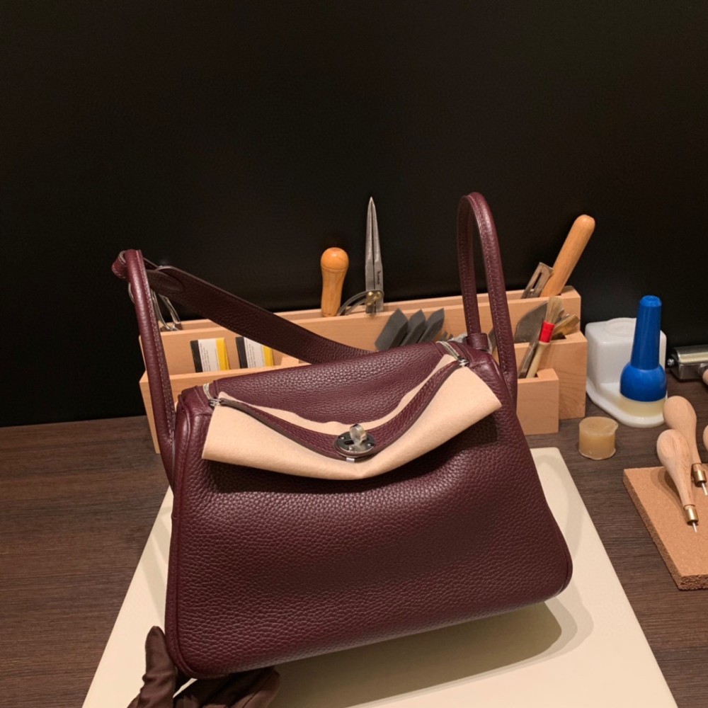 Hermes Lindy 26cm Clemence 0G /Rouge Sellier Silver Hardware lindy26-026