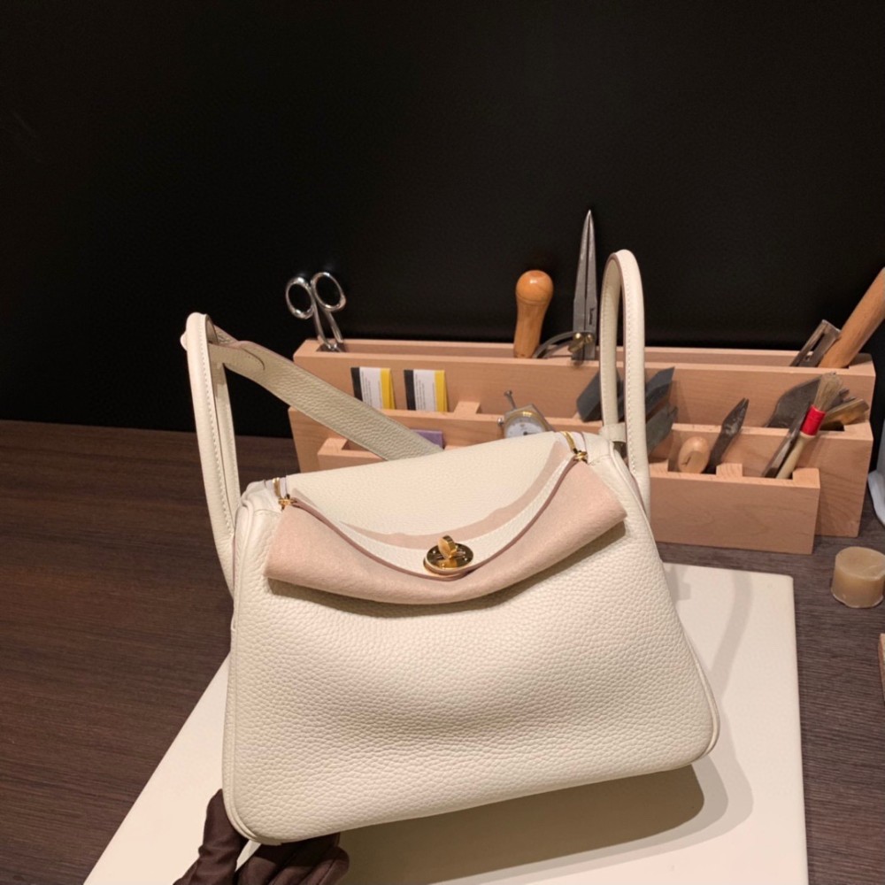 Hermes Lindy 26cm Clemence 10 / Craie Gold Hardwar lindy26-027